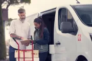 Two people discussing next to Trafic, restaurant